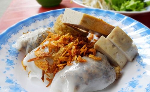 Bánh cuốn thường dễ làm lạnh bụng nhưng loại ăn nóng thì hoàn toàn ngược lại. Món này chỉ chế biến khi có khách đến ăn nên lúc thưởng thức, đĩa bánh cuốn đầy mộc nhĩ và thịt luôn nóng hổi. Bánh cuốn thường được ăn với chả lụa, rau, giá luộc… Một đĩa bánh có thể đủ năng lượng cho cả buổi tối khó chịu vì thời tiết. Bánh cuốn thường dễ làm lạnh bụng nhưng loại ăn nóng thì hoàn toàn ngược lại. Món này chỉ chế biến khi có khách đến ăn nên lúc thưởng thức, đĩa bánh cuốn đầy mộc nhĩ và thịt luôn nóng hổi. Bánh cuốn thường được ăn với chả lụa, rau, giá luộc… Một đĩa bánh có thể đủ năng lượng cho cả buổi tối khó chịu vì thời tiết.